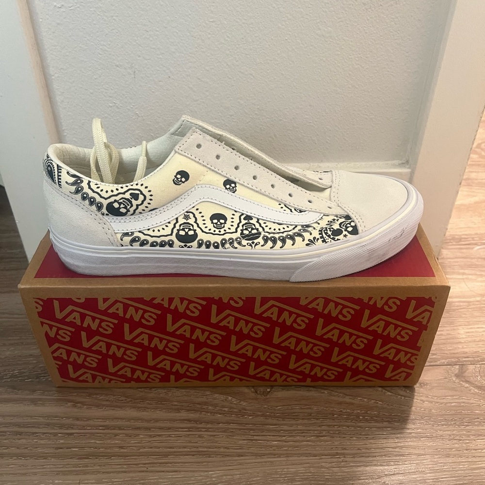 Vans white and black with skulls
